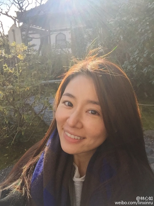她還會在洗臉的時候以雙手順時針按摩臉頰3到5分鐘。